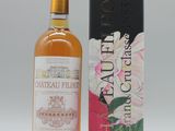 une bouteille de Château Paul dans un coffret sur fond blanc
