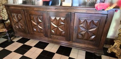 une armoire en bois surmontée d'un miroir, dans une pièce