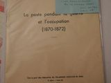 une feuille de papier posée sur une table