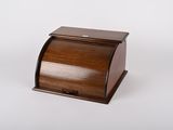 boîte en bois marron avec un couvercle, sur fond blanc