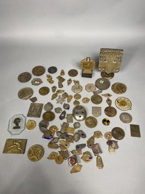 Très important lot de médailles et récompenses, majoritairem…