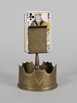 un petit porte-cartes orné d'une couronne sur le dessus