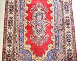 un tapis rouge et bleu à motifs de médaillons