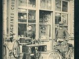 une photo en noir et blanc de deux hommes debout devant un magasin