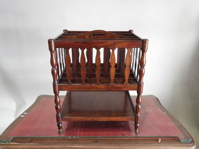 une table en bois sur laquelle est posé un porte-revues