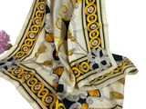 écharpe jaune, noire et blanche ornée d'un motif représentant des lions et des fleurs