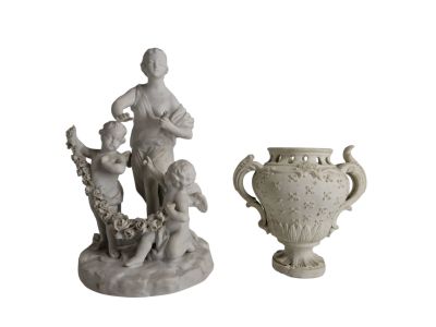 une statue représentant une femme et deux vases placés côte à côte