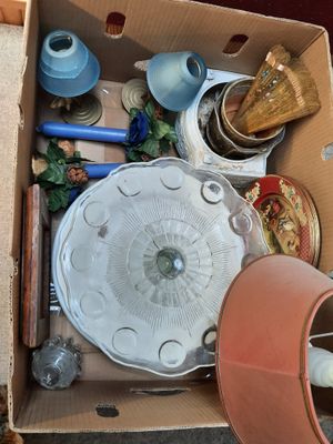 une boîte remplie de plats et d'ustensiles variés