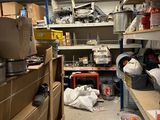 une pièce encombrée, avec des outils sur les étagères