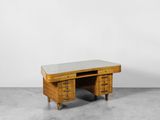 un bureau à deux tiroirs avec un plateau en marbre