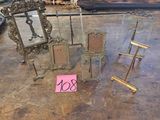 une table sur laquelle se trouvent de nombreux objets