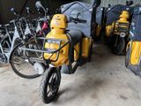 une moto jaune garée à côté d'un groupe d'autres motos