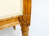 une chaise en bois sur laquelle est posé un coussin