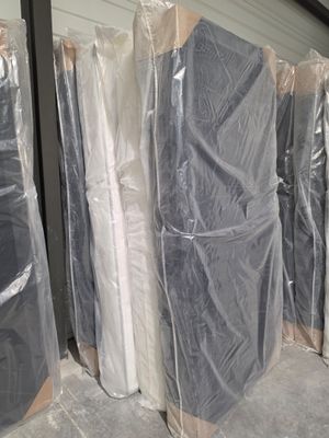 de nombreux matelas emballés et prêts à être expédiés