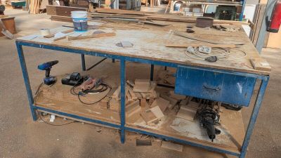un établi contenant beaucoup d'outils