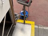 une image représentant une balance posée sur le sol d'un immeuble