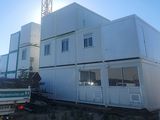 un camion garé devant un bâtiment