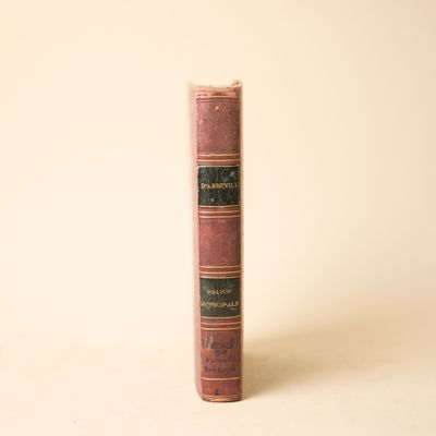 un vieux livre posé sur une table