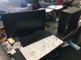 un bureau équipé d'un ordinateur et d'un clavier