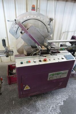 une machine qui se trouve à l'intérieur d'un bâtiment