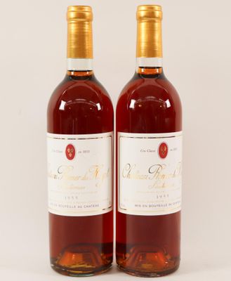 deux bouteilles de vin posées l'une à côté de l'autre sur une surface blanche