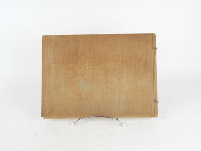 un vieux livre posé sur une surface blanche