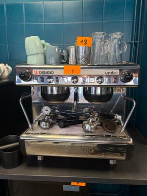 une machine à café posée sur une table