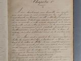 un gros plan sur un livre portant des inscriptions, posé sur une table