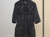 une photo d'un manteau suspendu à un portant