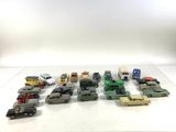 un grand nombre de petites voitures posées sur une table