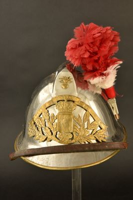 un casque argenté orné d'une fleur rouge sur le dessus