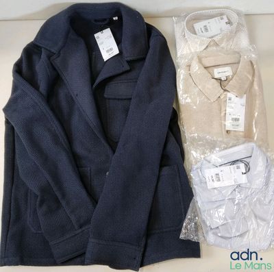 deux chemises et une veste posées sur une table