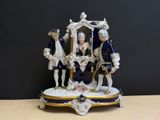 une figurine représentant un groupe de personnes posée sur une table