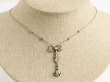 gros plan d'un collier sur un mannequin mannequin mannequin mannequin mannequin mannequin mannequin mannequin mannequin