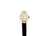 un gros plan d'une montre à bracelet noir et cadran blanc