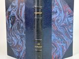 un vieux livre à la couverture bleue, orné d'un motif rouge et bleu