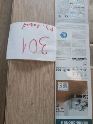 une boîte en bois sur laquelle est apposée une étiquette de prix