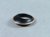 une image représentant une bague sertie d'une pierre noire
