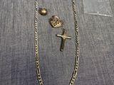 un collier orné d'une croix et d'une clé