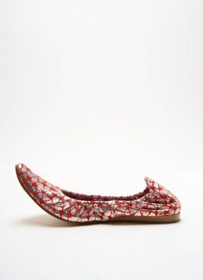 chaussons à motifs rouges et blancs sur fond blanc