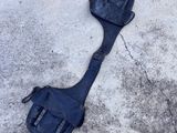 une spatule noire posée par terre