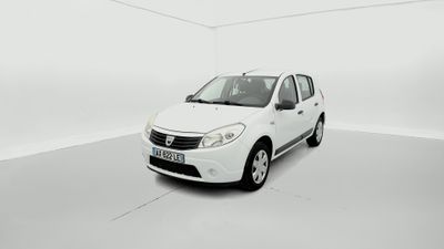 la petite voiture blanche est garée dans une pièce blanche