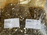 deux sachets de graines et un couteau posés sur une table