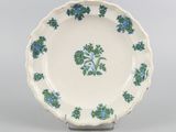 assiette bleue et blanche ornée de fleurs bleues sur le bord