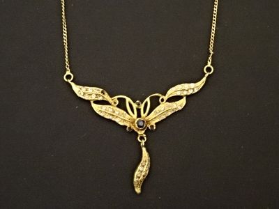 un collier plaqué or orné d'un motif de feuille sur une chaîne