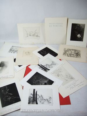 un lot de cartes posées sur une table