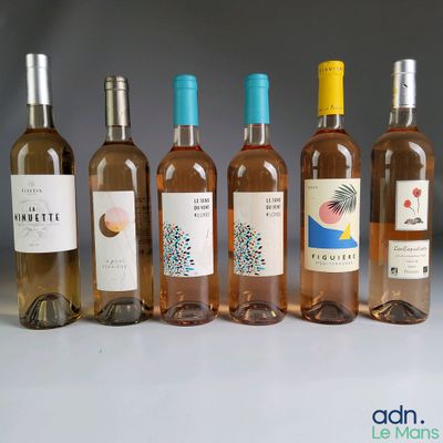 plusieurs bouteilles de vin sont alignées sur une table