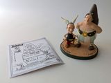 une petite figurine représentant une femme et un homme