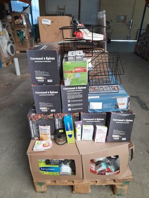 une pile de boîtes sur une palette dans un entrepôt