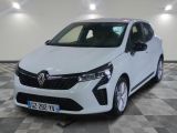 une voiture blanche est garée dans une pièce au sol à carreaux